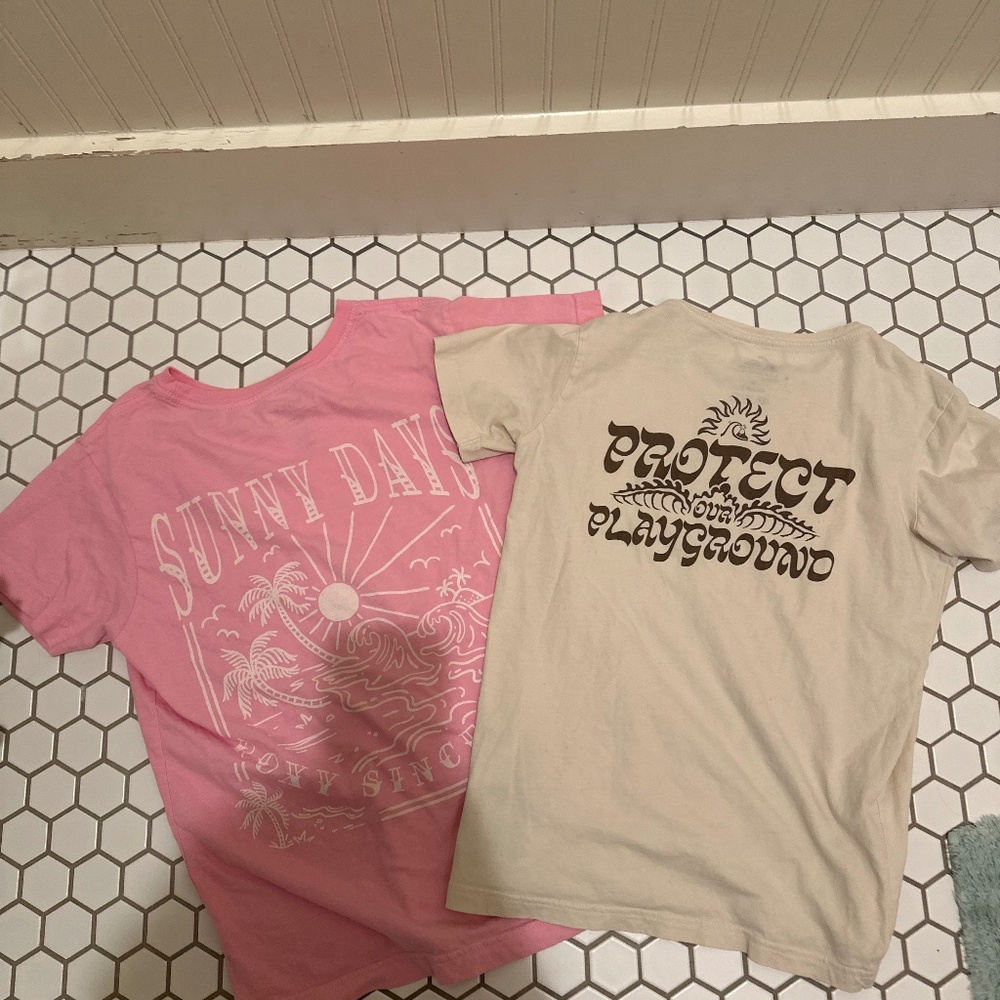 T-shirt set Roxy and Quicksilver. Size: 10 kids\xsmall. Both fit the same.